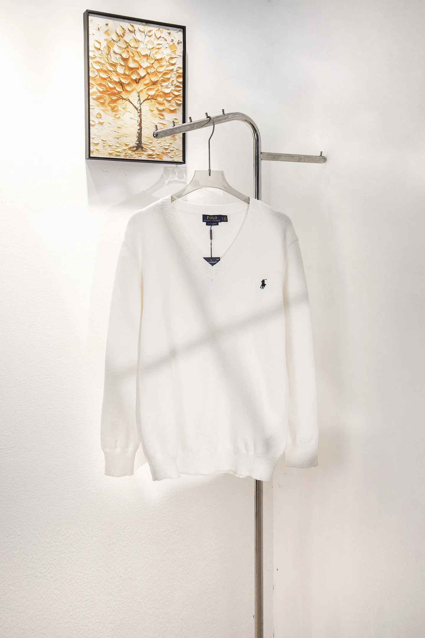 P210 Style number: Y197 Ralph Lauren men's crew neck sweater men's hemp flower original collar sweater. The version is really good-looking. It can be worn alone or as a jacket to be worn inside or outside. The upper body shows personal fashion charm. Four colors are available. The same style for men and women. A must-see item for new summer products. Tag, hanging grain, washed, packaging bag, full set of accessories. Very good appearance. Super exquisite workmanship. Size: S-XL